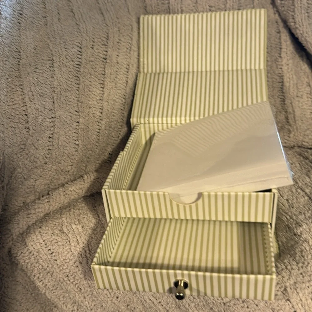 Nature’s Sketchbook by Marjolein Bastin sage green /cream keepsake and note box